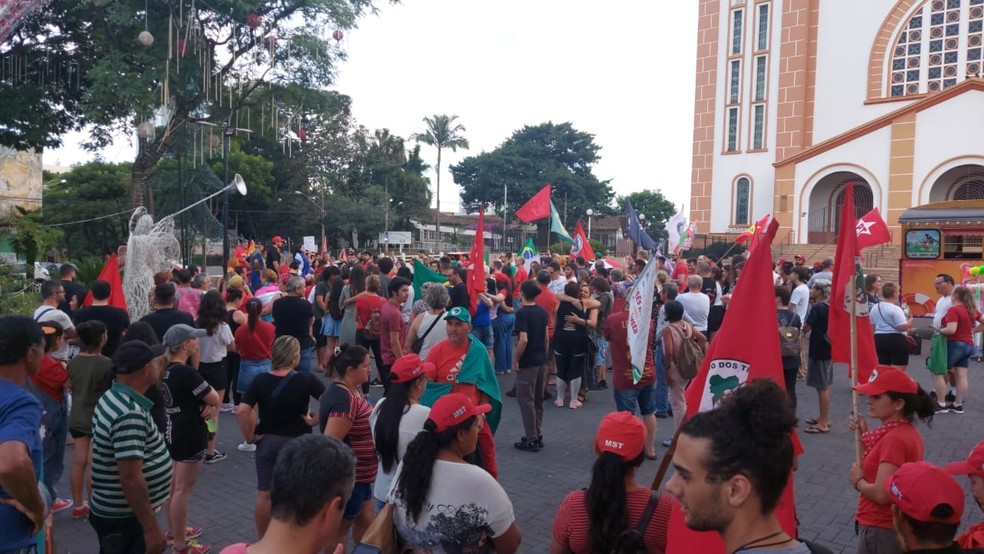 Manifestação em Chapecó a favor da democracia — Foto: Vanessa Ferreira/Divulgação