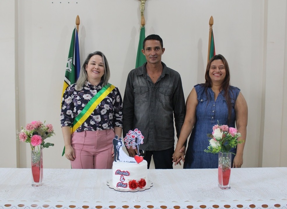 Max e Marcielle com juíza Fabiana Oliveira que realizou casamento — Foto: Tjap/Divulgação