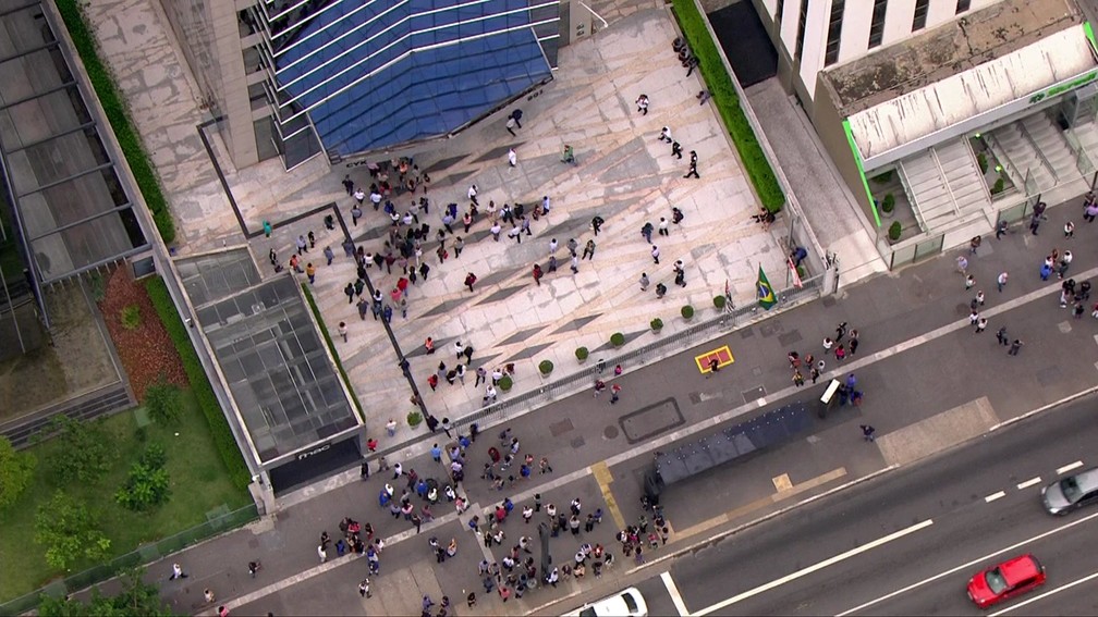 Funcionários esvaziam prédio da Avenida Paulista (Foto: Reprodução/TV Globo)