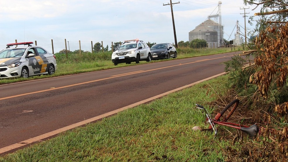 Viaturas no local do acidente; bicicleta pode ser vista na margem da pista — Foto: Elton Valentim/O Diário do Vale