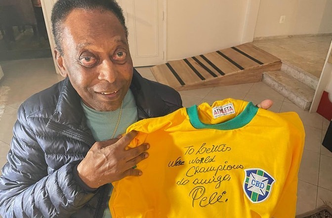 Pelé presentei Lewis Hamilton com camisa do Brasil autografada (Foto: Reprodução / Instagram)