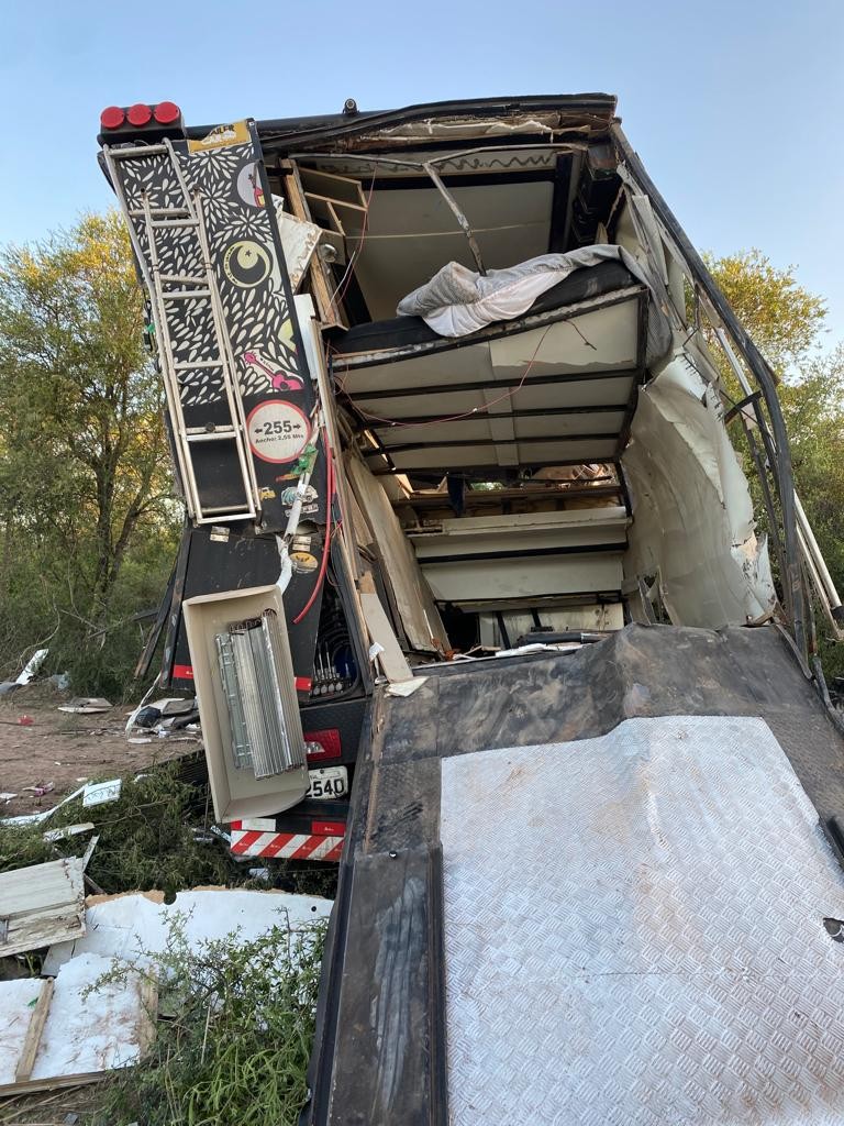 Médicos saem de SC com caminhão transformado em casa e se acidentam na Argentina 