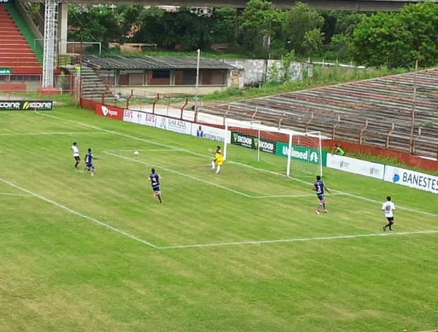 Tiago Moura finaliza para fora pelo Rio Branco-Es contra o Espírito Santo FC (Foto: Bruno Marques/Globoesporte.com)