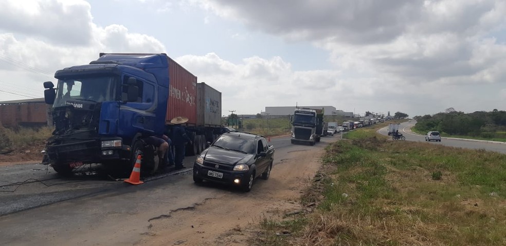  Trânsito ficou lento na BR- 020 em Fortaleza, após a colisão entre os dois veículos.  — Foto: Leabém Monteiro/SVM