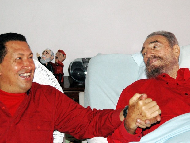 O presidente da Venezuela, Hugo Chávez visita Fidel Castro em Havana, em 13 de agosto de 2006. (Foto: Estudios Revolucion-Granma/Reuters)