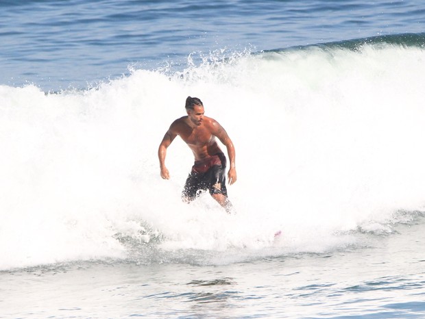 Enzo Romani surfa e exibe bronzeado no Rio (Foto: Fabricio Pioyani/AgNews)