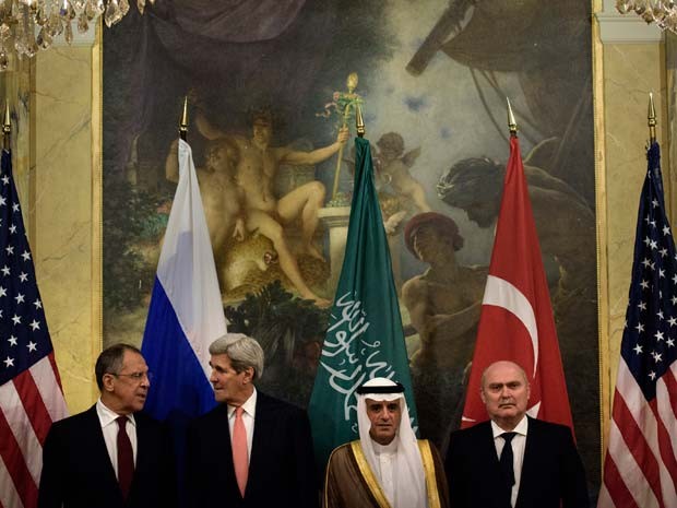 O ministro das Relações Exteriores da Rússia, Sergei Lavrov, o secretário de Estado dos EUA, John Kerry, o ministro das Relações Exteriores da Arábia Saudita, Adel al-Jubeir, e o ministro turco Feridun Sinirlioglu se reúnem nesta quinta-feira (29) no Hotel Imperial Viena (Foto: AFP PHOTO / POOL / BRENDAN SMIALOWSKI)