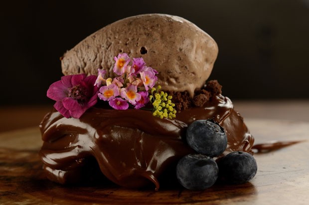Bolo de chocolate perfeito leva brigadeiro quente (Foto: Divulgação)