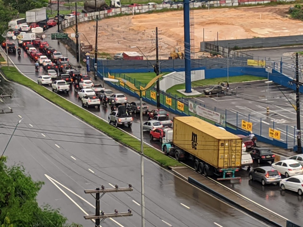 Avenidas de Manaus têm lentidão no trânsito por conta de chuva e protesto — Foto: Elizandro Oliveira/Rede Amazônica