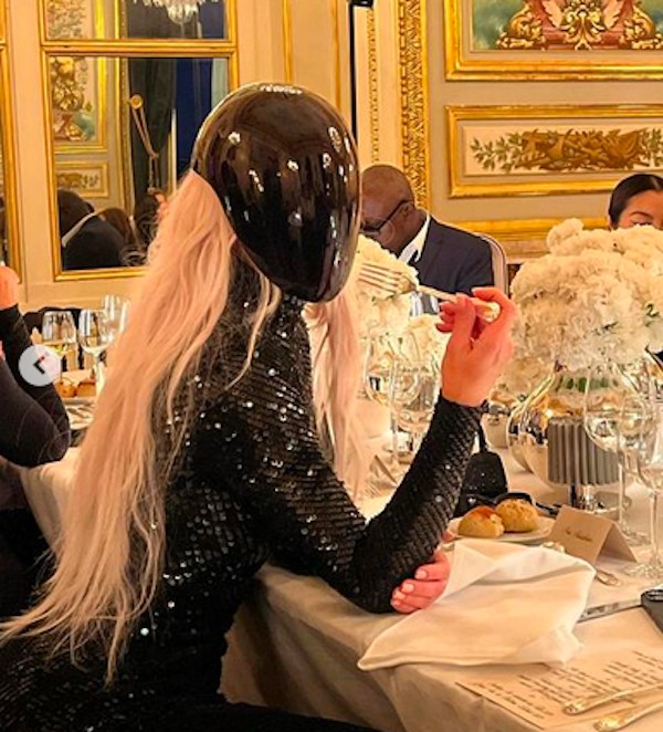 A socialite Kim Kardashian em jantar durante a Paris Fashion Week 2022 (Foto: Instagram)
