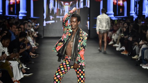 Jonathan Azevedo reflete sobre moda: ''É a liberdade do corpo humano''