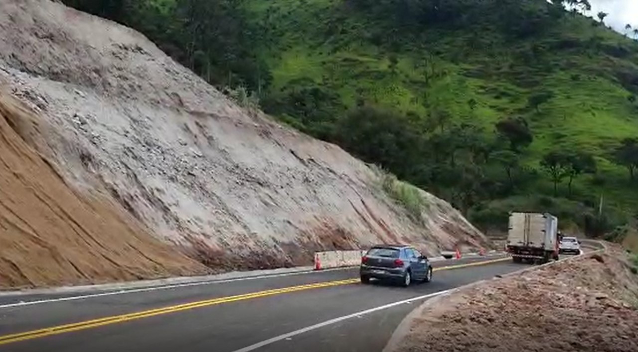 Rodovia interditada por risco de queda de rocha é liberada após um mês no interior de SP