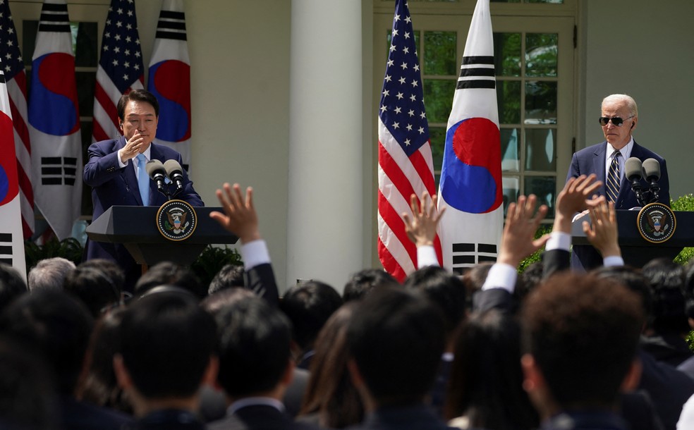 Yoon Suk Yeol e Joe Biden após reunião em Washington nesta quarta-feira (26). — Foto: Kevin Lamarque/Reuters