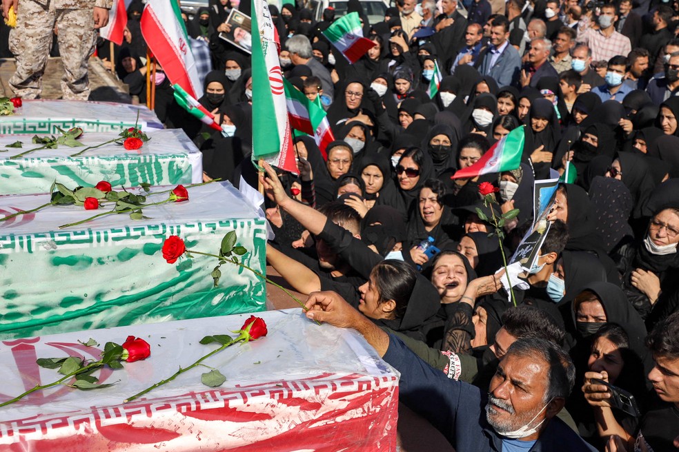 Manifestantes protestam durante funeral de três iranianos mortos baleados durante manifestação na província de Khuzenstão, no Irã, em 18 de novembro de 2022. — Foto: Alireza Mohammadi/ AFP