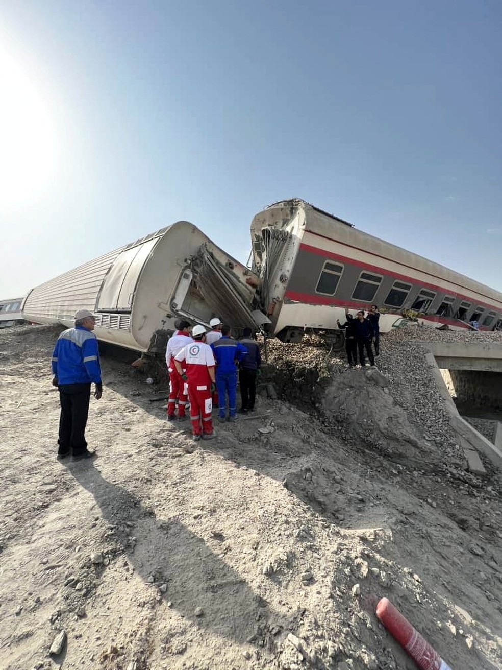 Trem descarrilado perto da cidade de Tabas, Irã — Foto: WANA/via REUTERS