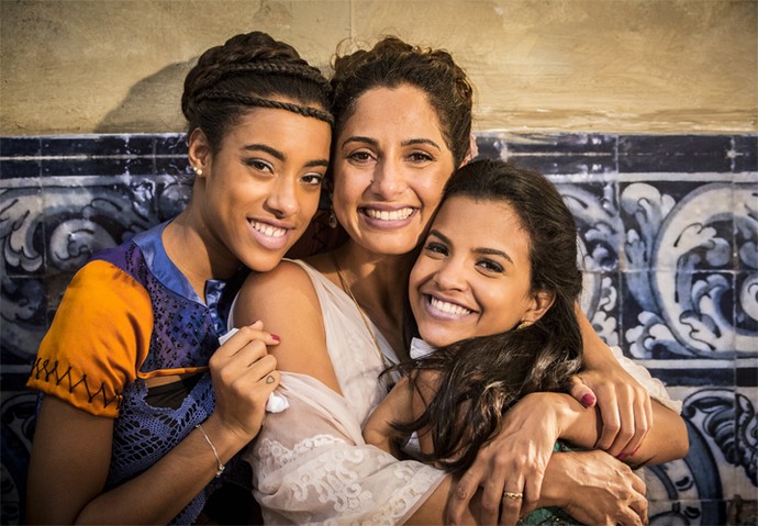 Nos bastidores, Yara Charry abraça Camila Pitanga e Rayza Alcântara (Foto: Felipe Monteiro/ Gshow)