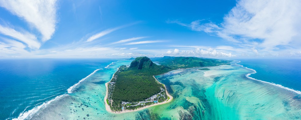 A impresso que se tem  que toda a ilha ser "tragada" para o interior da fenda, mas  apenas iluso de tica  Foto: Cavan Images / Getty Images