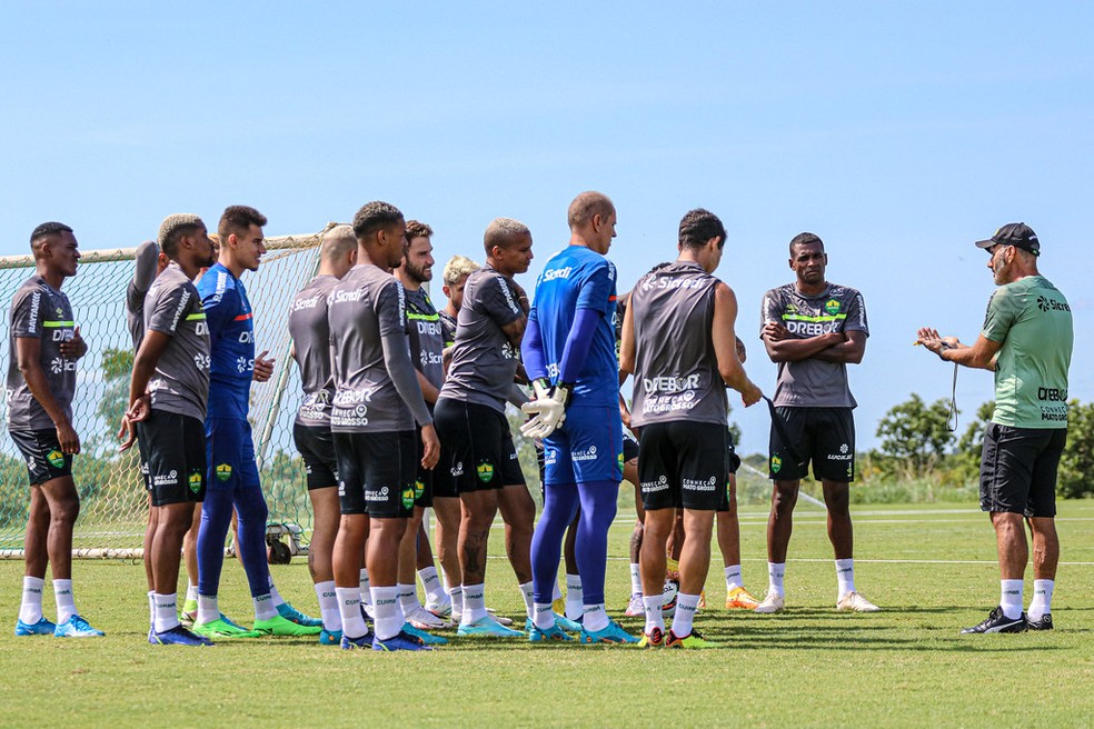 Elenco do Cuiabá durante pré-temporada — Foto: AssCom Dourado