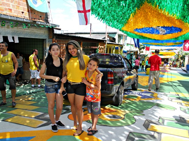 Menino de 5 anos cultiva paixão pela Seleção Brasileira e assiste jogos em  rua decorada para a Copa em Manaus, as