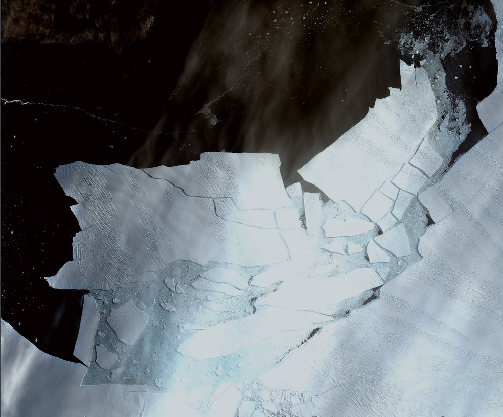 Icebergs gigantes se soltando na Antártica — Foto: Reprodução Twitter Copernicus
