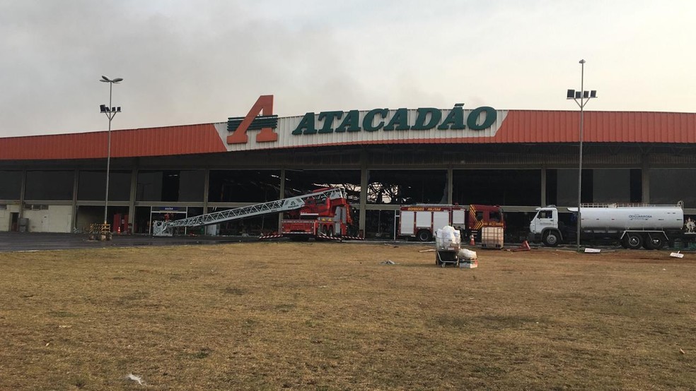 Bombeiros continuam combatendo focos de incêndio em atacadista de MS — Foto: Luana Rodrigues/TV Morena