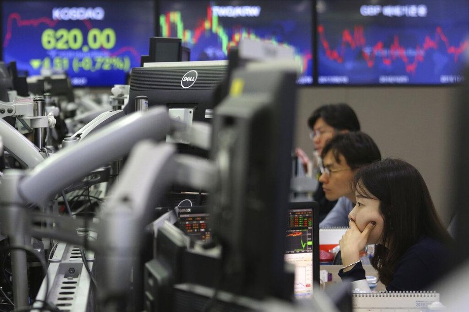 Currency traders watch monitors at the foreign exchange dealing room of the KEB Hana Bank headquarters in Seoul, South Korea, Friday, Oct. 4, 2019. Asian stocks were mixed Friday after Wall Street reb