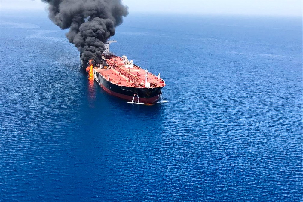 Um dos navios petroleiros que foram supostamente atacados nesta quinta-feira (13) no golfo do Omã. — Foto: Isna/Handout via Reuters