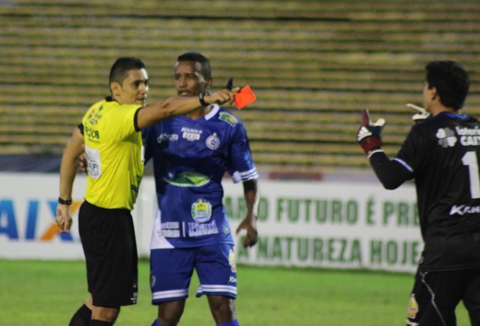 Expulsão de César (Foto: Stephanie Pacheco/GloboEsporte.com)