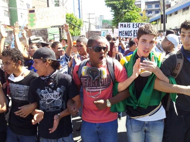 Jovens caminham para Arena Fonte Nova (Foto: Ruan Melo)