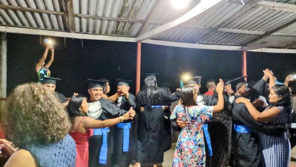 Baile teve até balsa.  — Foto: Divulgação