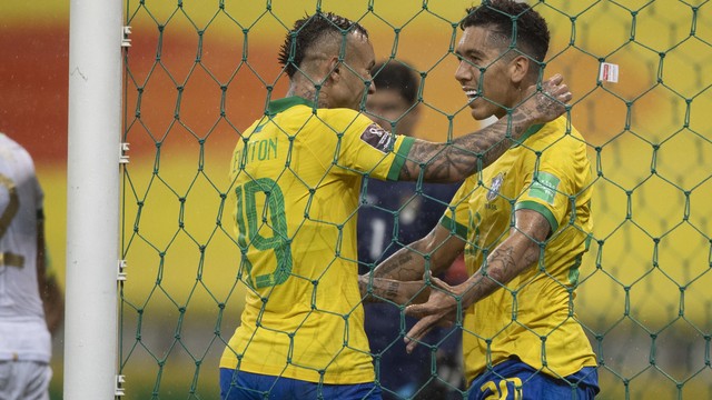 Everton Cebolinha e Firmino comemoram gol contra a Bolívia