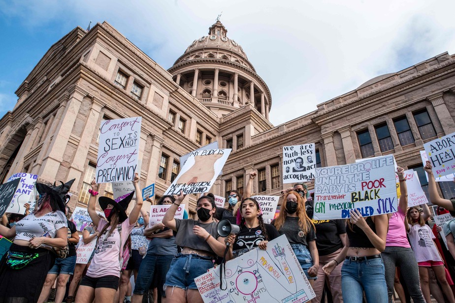 Protesto de mulheres em frente à Suprema Corte dos EUA, que retrocedeu no direito ao aborto no país