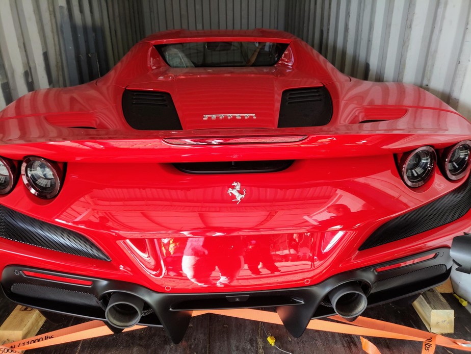 Receita Federal apreende veículo de luxo de R$ 1,6 milhão em fiscalização no Porto do Rio