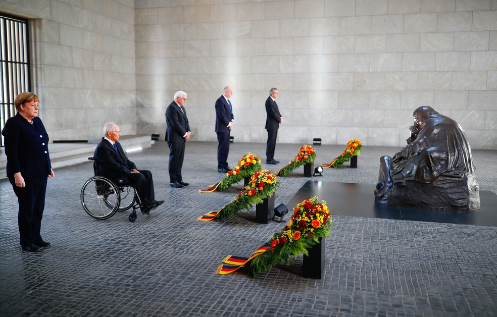 Chanceler da Alemanha, Angela Merkel e o presidente alemão Frank-Walter Steinmeier, entre outras autoridades, participam de cerimônia que marca o 75º aniversário do fim da Segunda Guerra Mundial, no memorial Neue Wache, em Berlim, nesta sexta-feira (8) — Foto: Hannibal Hanschke / AFP