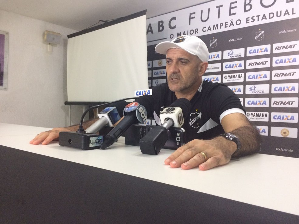 Treinador não deu pistas da equipe que colocará em campo (Foto: Diego Simonetti/Blog do Major)