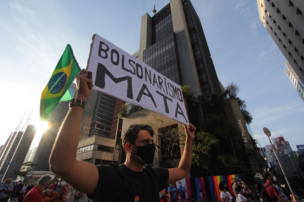 Manifestante exibe faixa em ato contra o presidente Jair Bolsonaro neste sábado (29), na Avenida Paulista, em São Paulo.  — Foto: IGOR SMITH/FUTURA PRESS/ESTADÃO CONTEÚDO