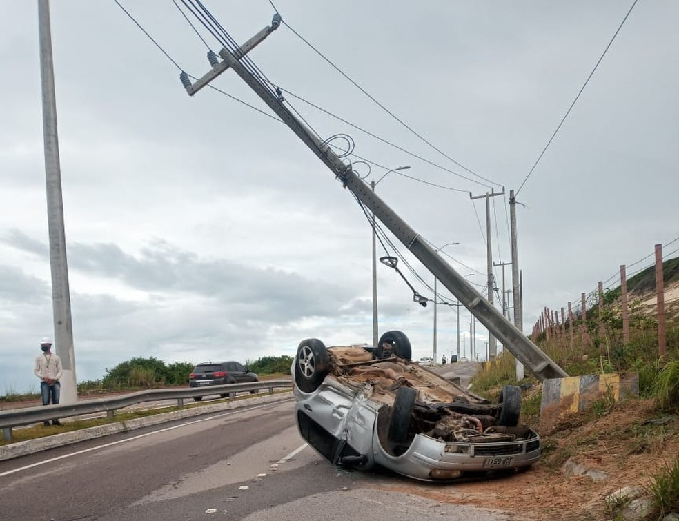 Motorista perde controle do carro, bate em poste e capota na Via Costeira em Natal — Foto: Cedida