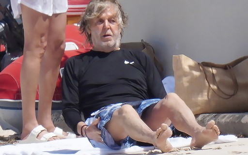 Paul McCartney curte praia no Caribe com a mulher