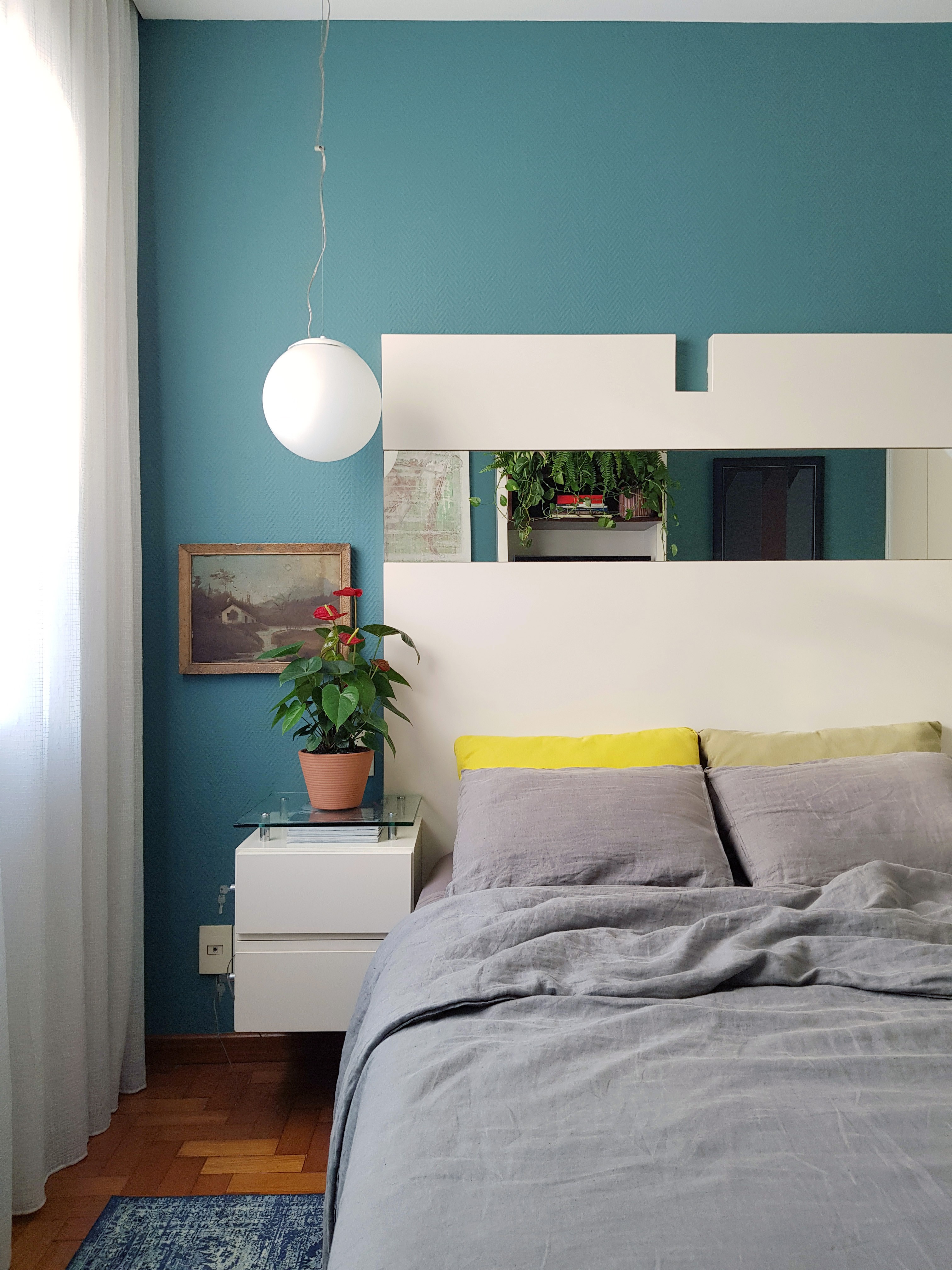 No quarto, o uso de cores vivas e plantas se repete (Foto: Marcelo Guidine / Divulgação)