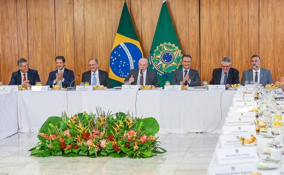 O presidente Lula e ministros durante café com parlamentares no Palácio do Planalto — Foto: Ricardo Stuckert/Presidência da República