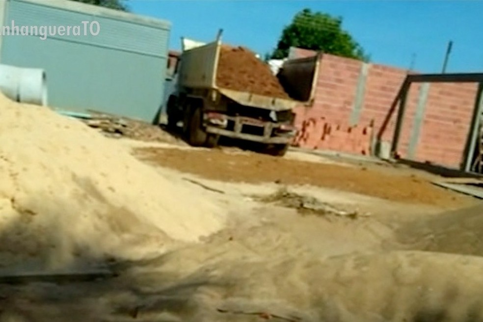 Caminhão da coleta de lixo foi filmado no local — Foto: Reprodução/TV Anhanguera