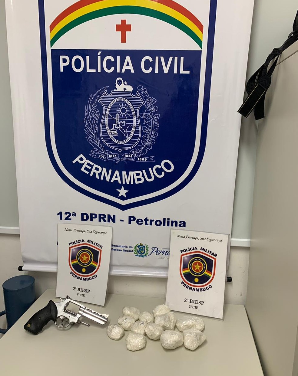 Quase 1kg de cocaína e revólver são apreendidos com duas mulheres em Petrolina — Foto: Divulgação/ 2º Biesp 