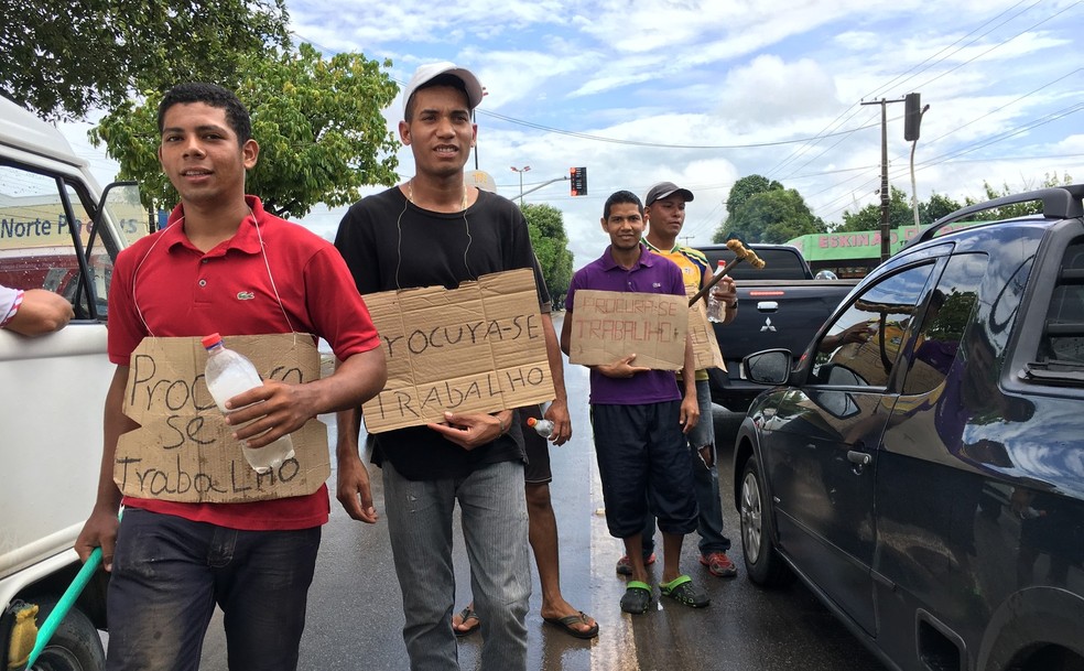 Dezenas de venezuelanos tentam emprego nas ruas da capital Boa Vista (Foto: Emily Costa/G1 RR/Arquivo )