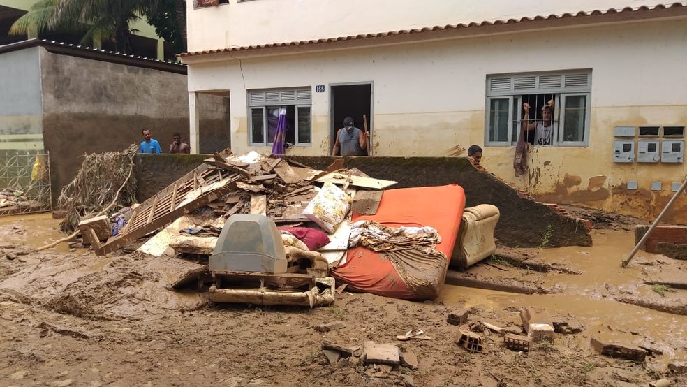 Moradores começam limpeza de casas e ruas após chuva no Sul do ES — Foto: Kaique Dias/ TV Gazeta 