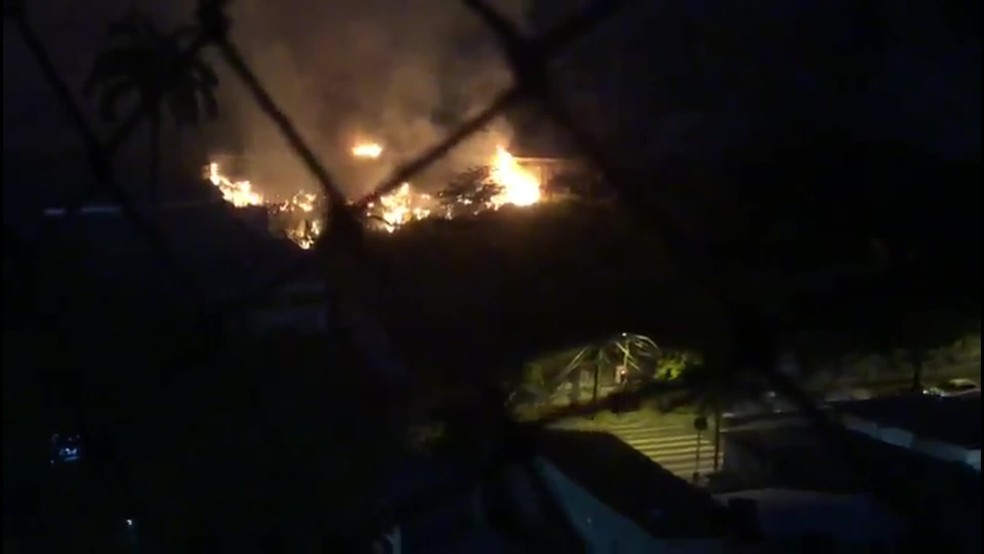 Incêndio atingiu terreno no bairro da Casa Amarela, na Zona Norte do Recife — Foto: Bento Raposo/WhatsApp