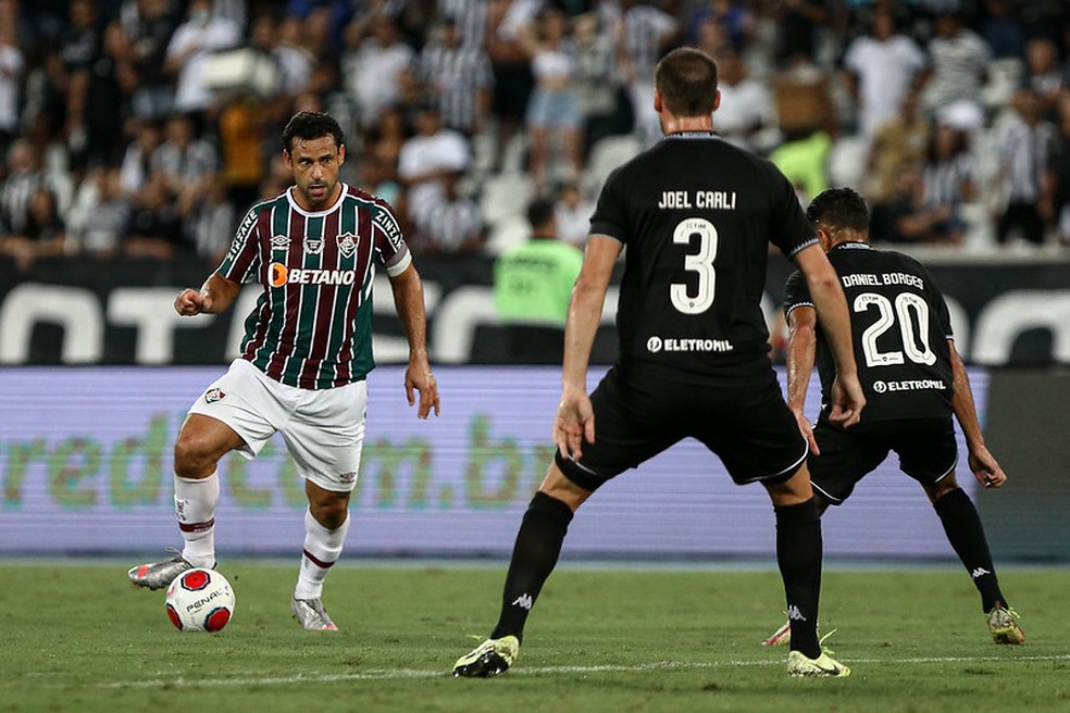 Fred teve má atuação e foi presa fácil para a defesa do Botafogo — Foto: Lucas Merçon / Fluminense FC