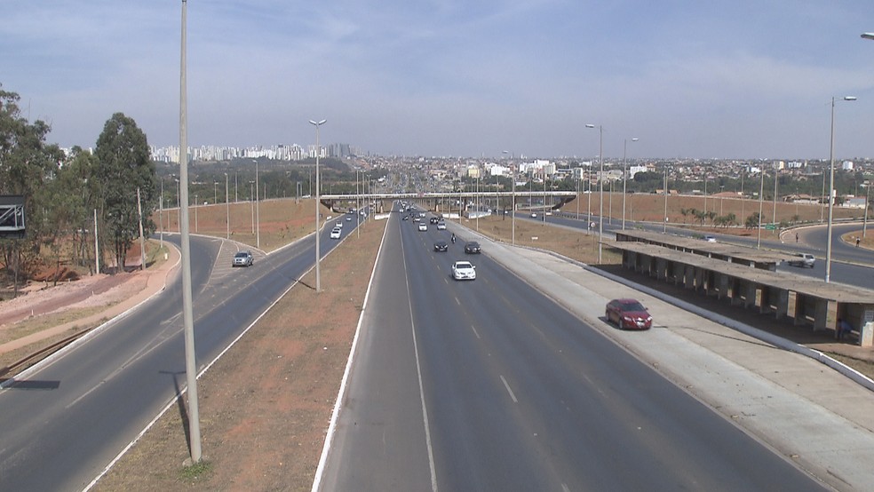 Vista da EPTG com faixa esclusiva à direita (Foto: TV Globo/Reprodução)