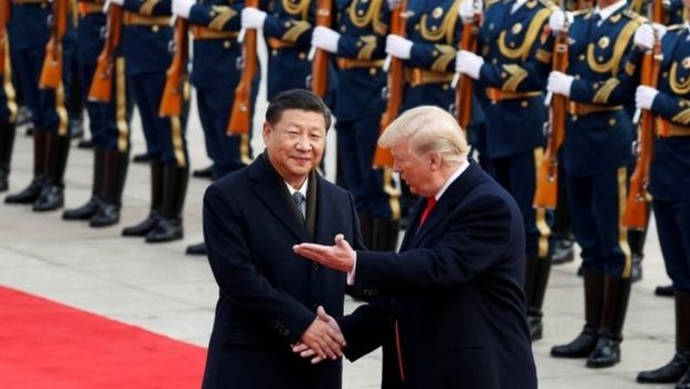 Donald Trump e Xi Jinping devem se reunir em Osaka, durante a cúpula do G20, para negociar um acordo sobre a guerra comercial que travam desde 2018 (Foto: REUTERS/DAMIR SAGOLJ, via BBC News Brasil)