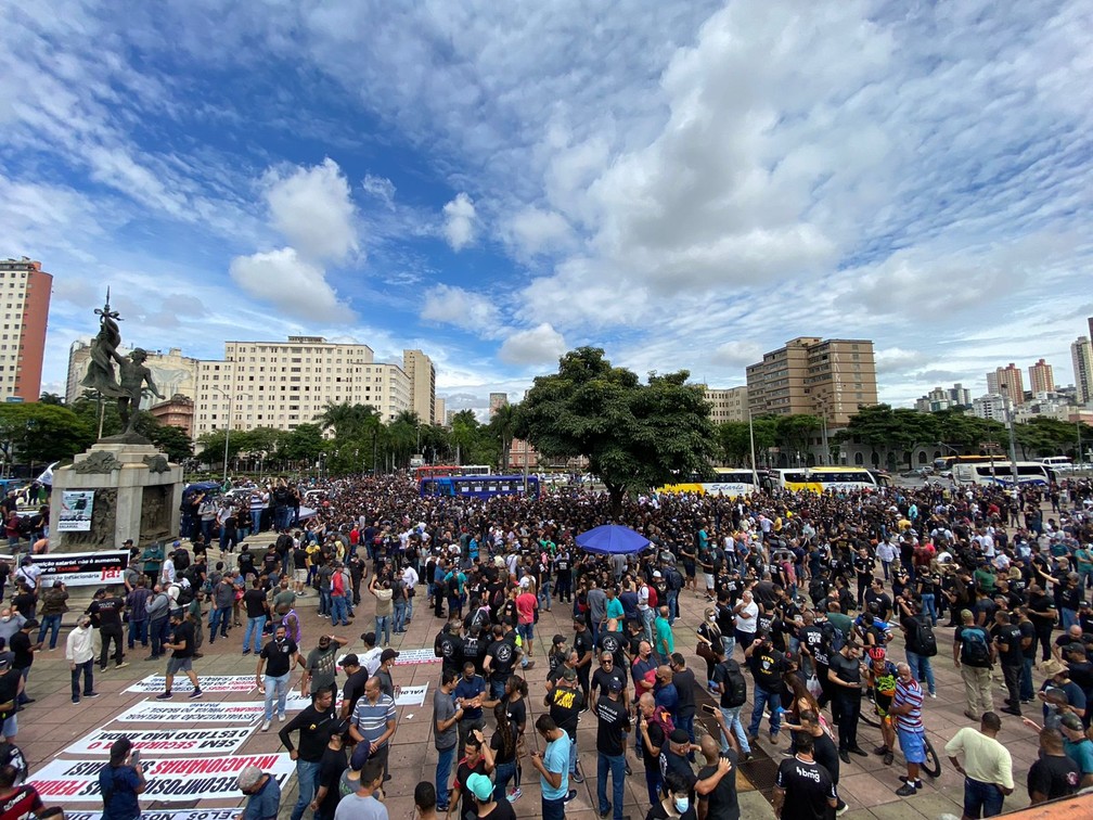 Manifestante se reuniram na Praça da Estação — Foto: TV Globo