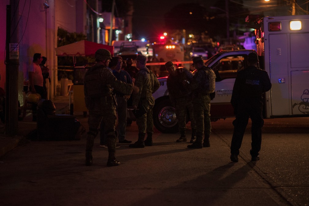Soldados perto de um bar que foi incendiado na cidade de Coatzacoalcos, no MÃ©xico â€” Foto: Angel Hernandez/Reuters